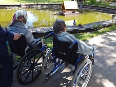 Прогулка с инвалидами-колясочниками на природу
